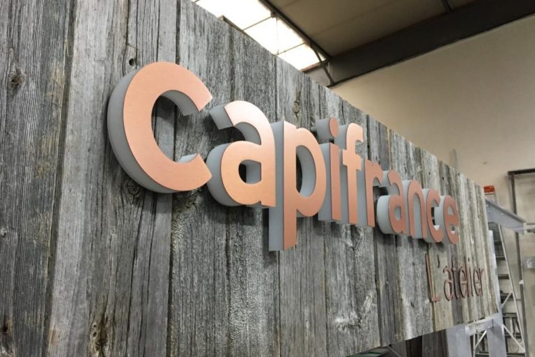 Fabrication de l'enseigne Capifrance