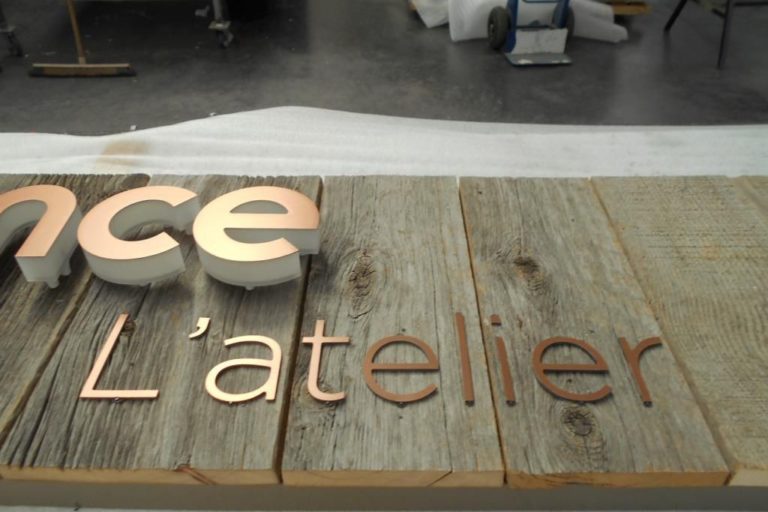 Fabrication de l'enseigne Capifrance