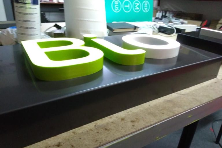 Fabrication de l'Enseigne Biomonde